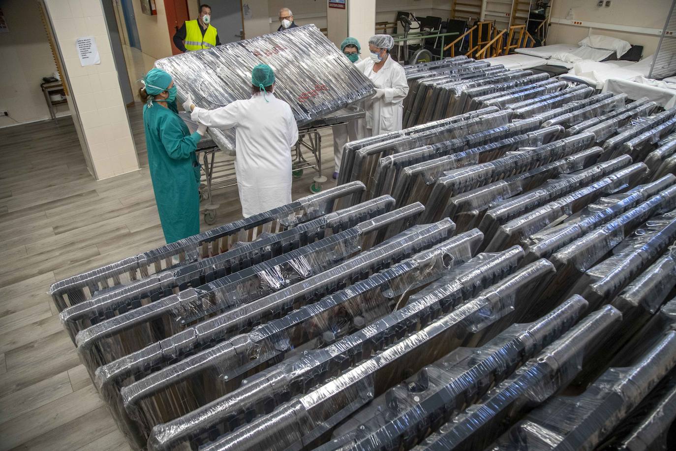 Fotos: El Rosell recibe 100 nuevas camas de hospitalización para hacer frente al coronavirus