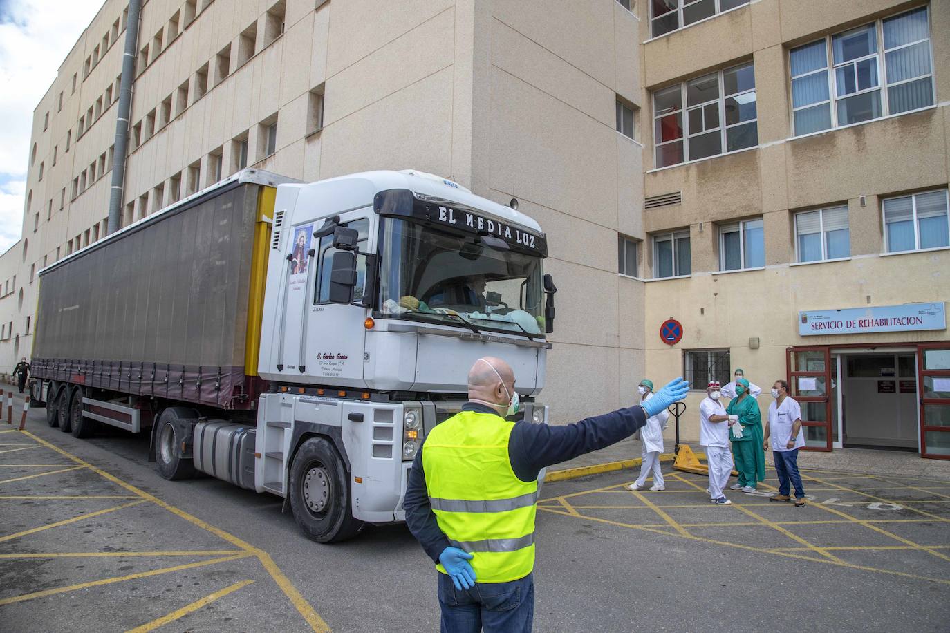 Fotos: El Rosell recibe 100 nuevas camas de hospitalización para hacer frente al coronavirus