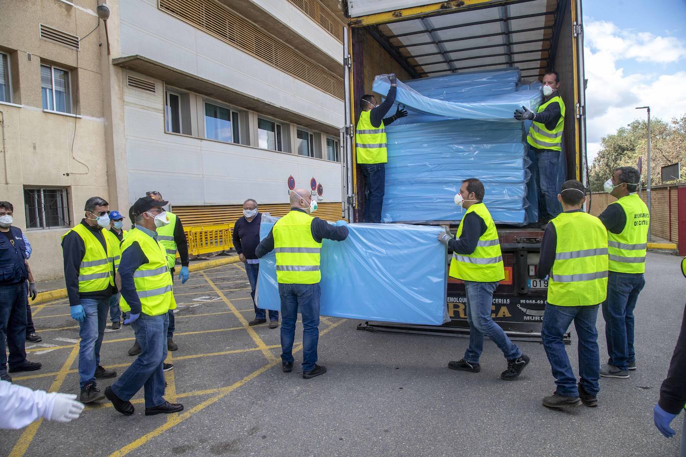 Fotos: El Rosell recibe 100 nuevas camas de hospitalización para hacer frente al coronavirus