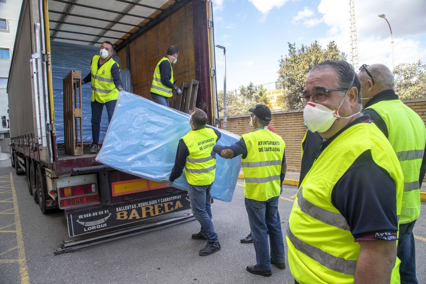 Fotos: El Rosell recibe 100 nuevas camas de hospitalización para hacer frente al coronavirus