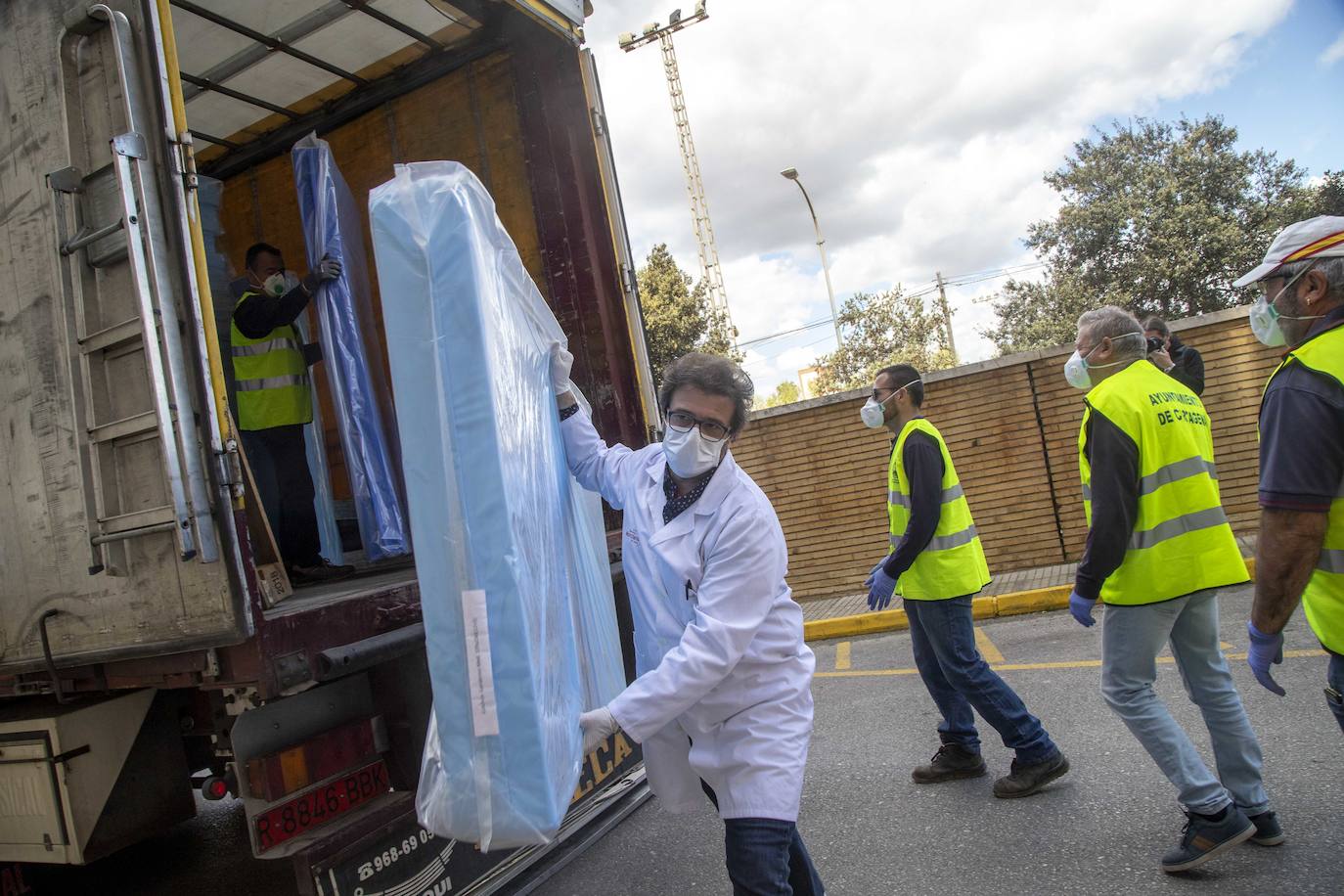 Fotos: El Rosell recibe 100 nuevas camas de hospitalización para hacer frente al coronavirus