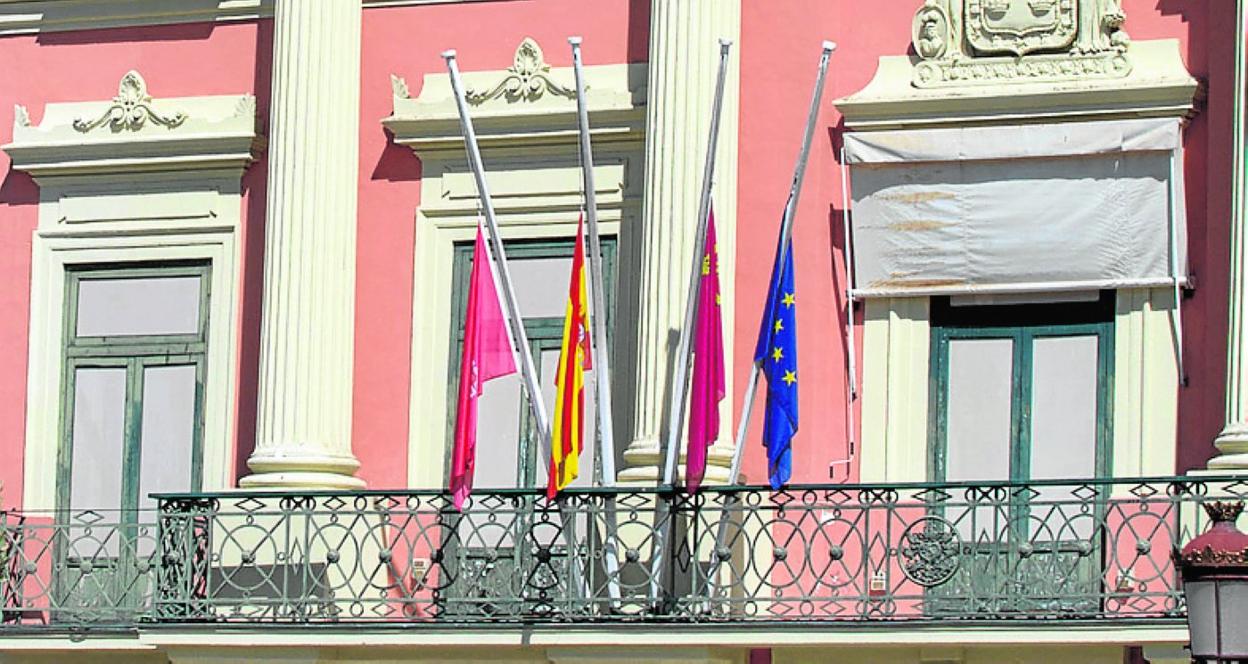 Banderas a media asta, ayer, en el Ayuntamiento de Murcia. 