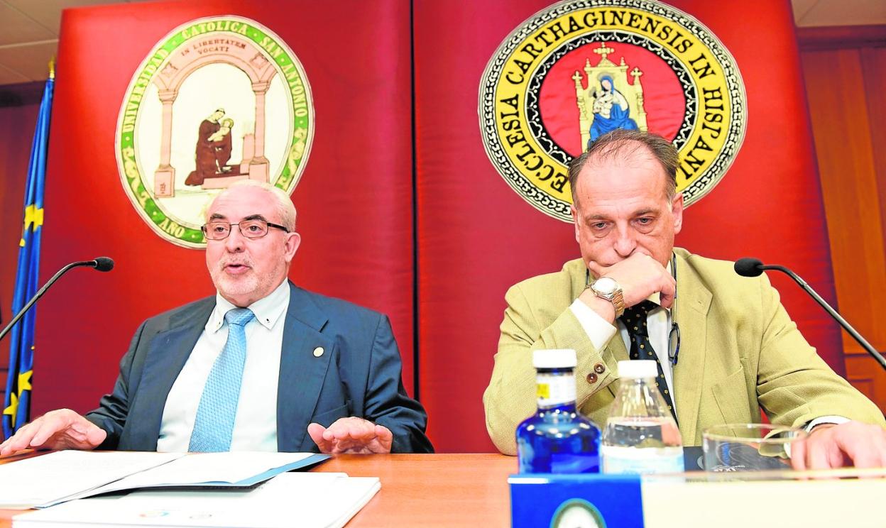 José Luis Mendoza, presidente de la UCAM, y Javier Tebas, en una visita del máximo mandatario de LaLiga al campus de Los Jerónimos. 