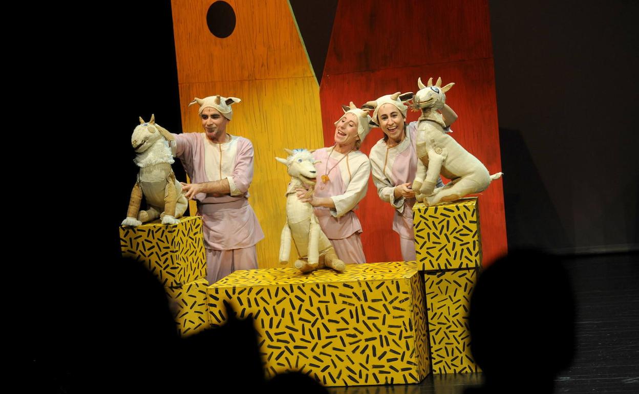Representación de 'Los 7 cabritillos', de la compañía Pupaclown. 