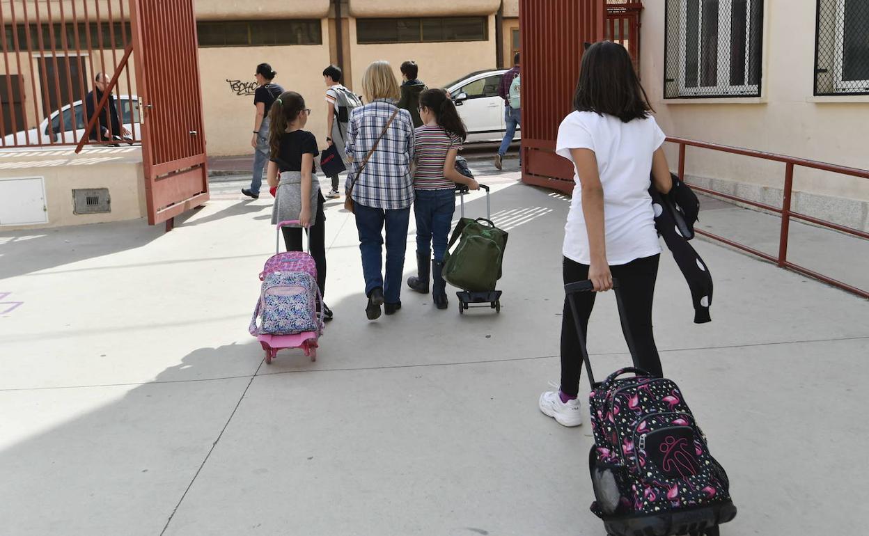 Varias escolares salen de un colegio de Murcia, en una imagen de archivo. 