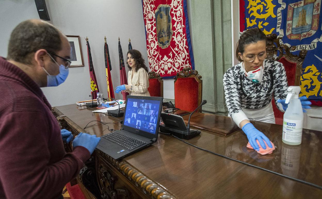 Preparación del Pleno en la mesa presidencial, instantes antes del comienzo de la sesión.