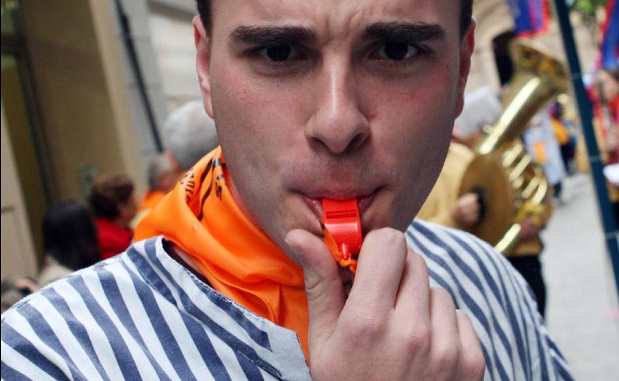 Un hachonero toca el pito durante un pasacalles, en una imagen de archivo.