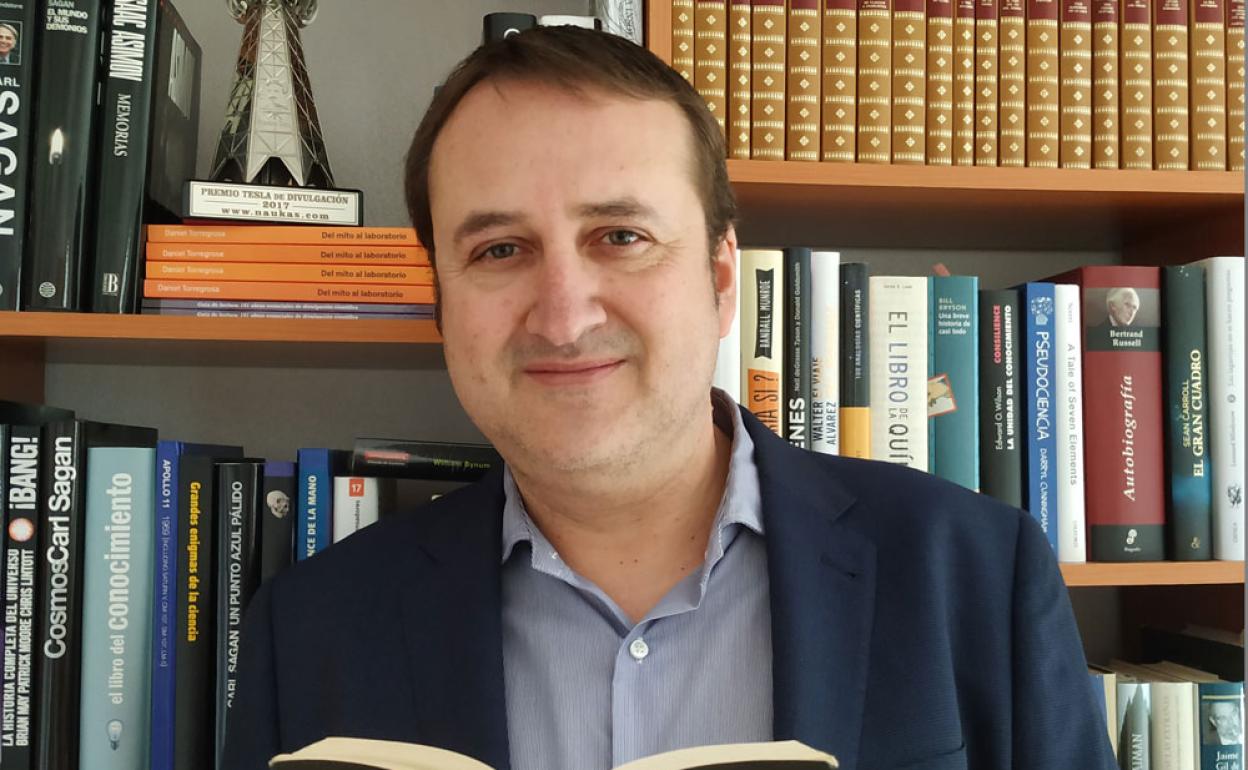 El murciano Daniel Torregrosa, con el libro 'El árbol de la ciencia'.