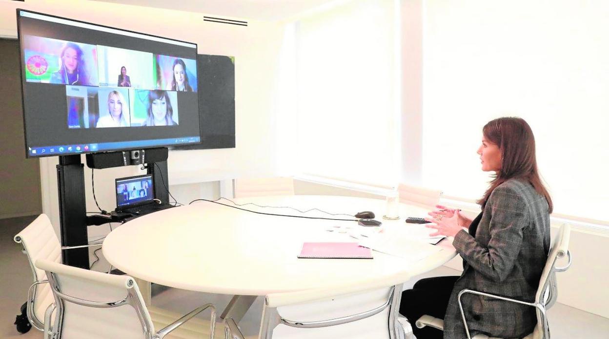 Doña Letizia durante la videoconferencia con cuatro mujeres representantes de la Fundación Secretariado Gitano, ayer. 