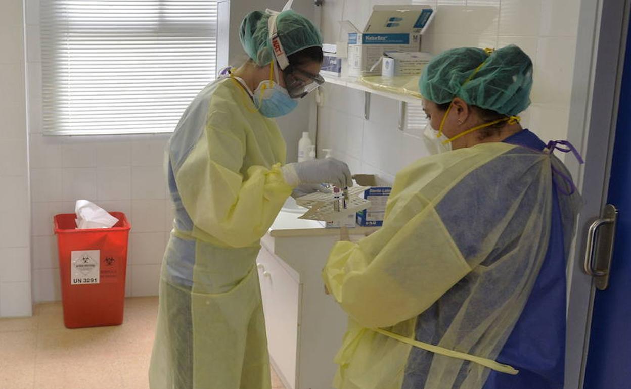 Dos sanitarias recogen muestras del test de Covid-19 en un centro de salud de Murcia, esta semana.