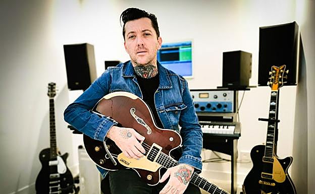 El músico y compositor murciano Al Dual, junto a sus guitarras. 