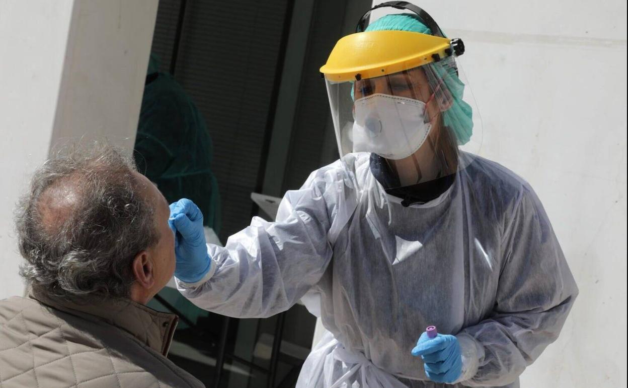 Realización de una prueba PCR a un paciente. 