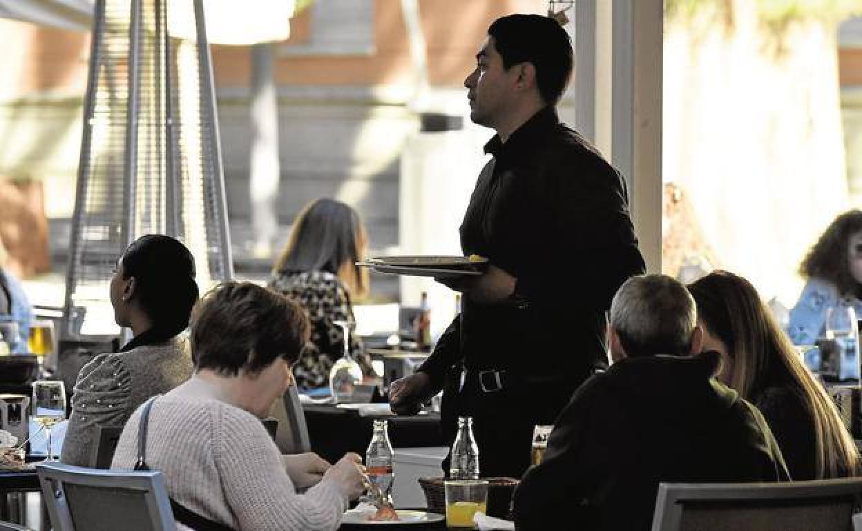 Un camarero atiende varias mesas de una terraza del centro de Murcia, en una imagen de archivo.