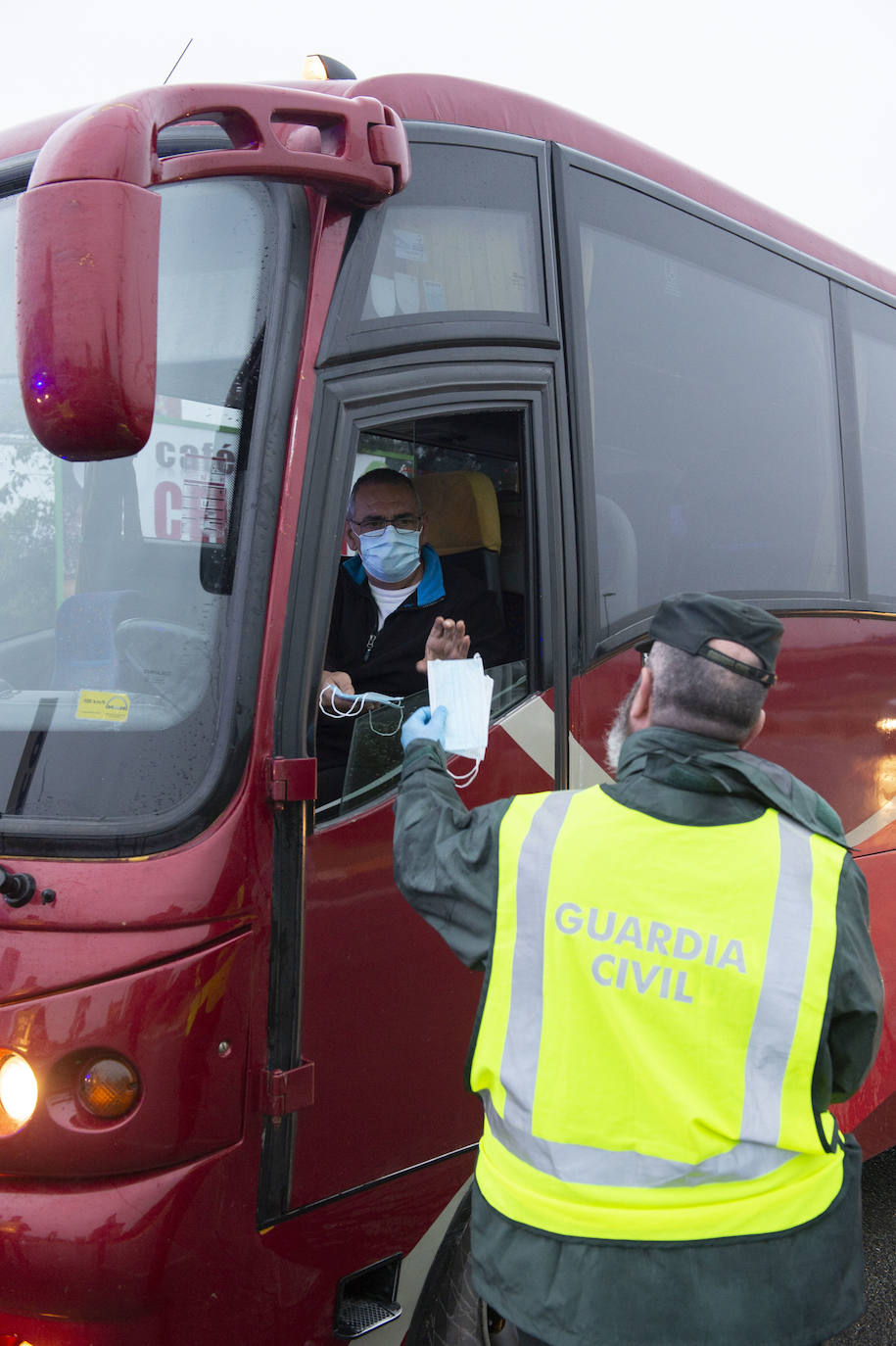 Fotos: Comienza el reparto de 334.000 mascarillas en la vuelta al trabajo en la Región