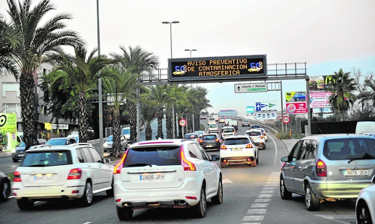 Vehículos circulando por Ronda Sur, bajo el panel informativo de aviso por contaminación. La foto es de archivo. 