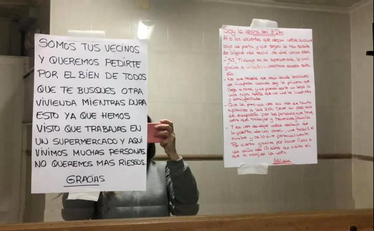 Cuelgan un cartel pidiendo a una trabajadora de un supermercado de Cartagena que se vaya de su edificio