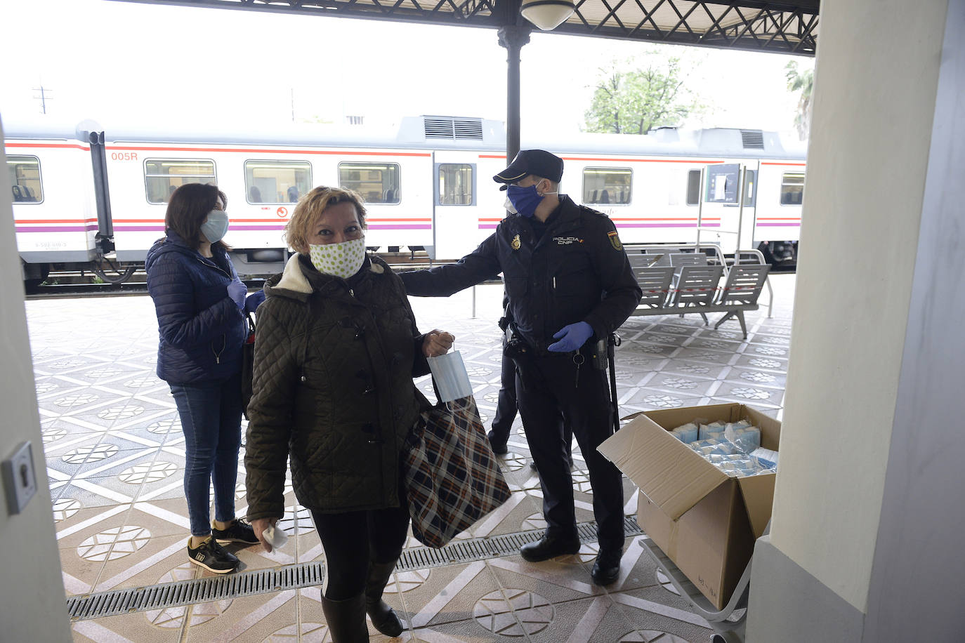 Distribución de mascarillas en los andenes de la estación de tren del Carmen de Murcia.