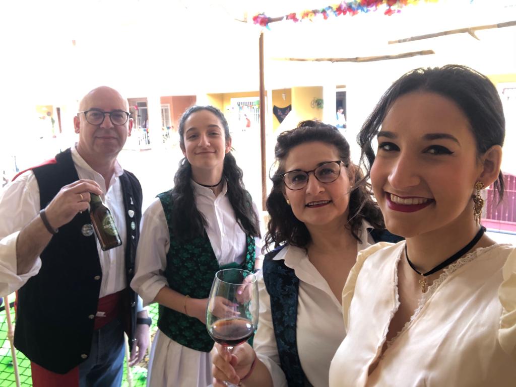 Andrea Gómez y su familia, en su Peña Huertana La Torrija, montada esta vez en casa.