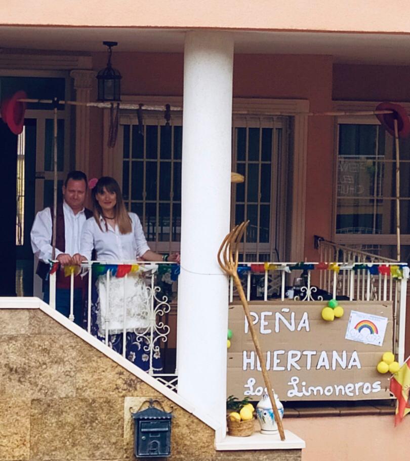 Laura, en la peña Los Limoneros, que celebró el Bando de la Huerta el domingo junto a sus vecinos.