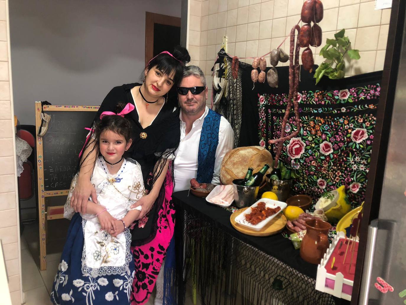 Alejandra, Elena y Antonio, junto a su almuerzo huertano en Patiño.