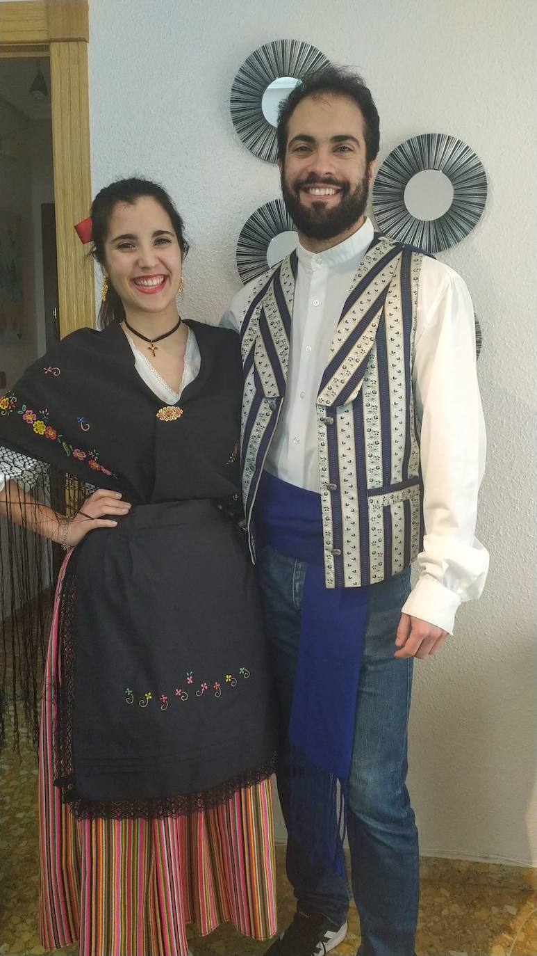 Celia y Antonio se enfundan el refajo y el chaleco para celebrar este día aunque sea desde casa.