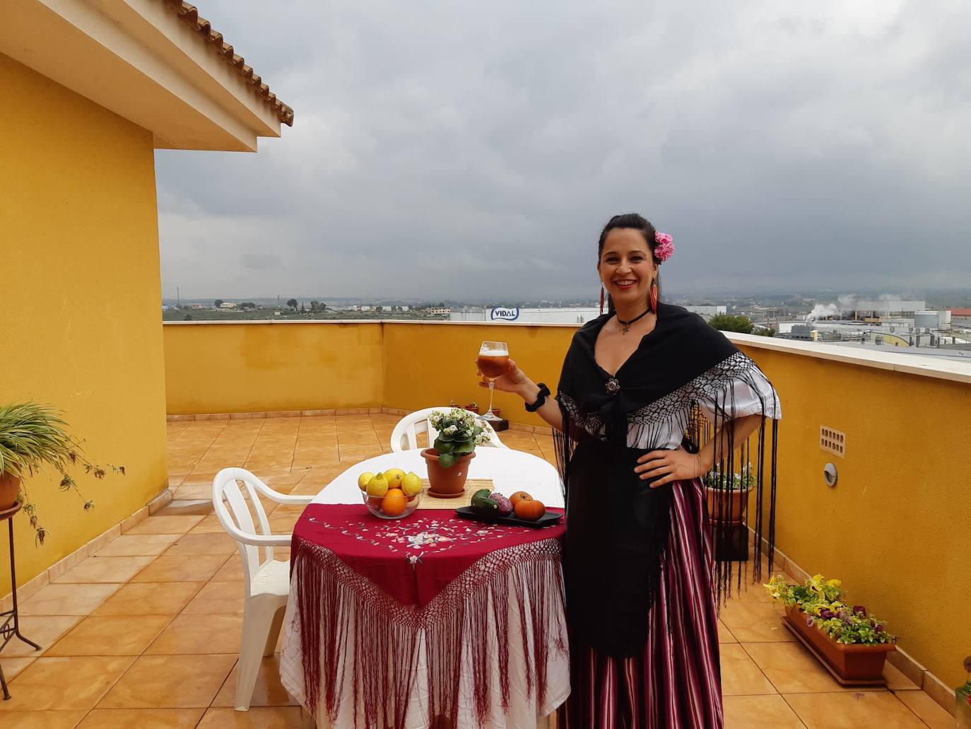 Como si se tratara de un cartel anunciador del Bando, Sara posa en su terraza de Molina de Segura.