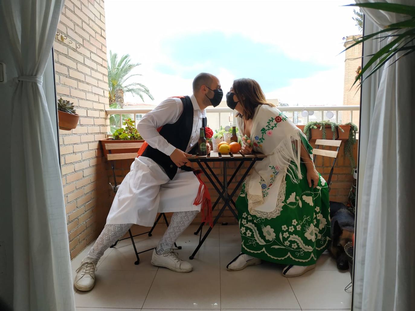 Sergio y Maria José celebran su amor primaveral, aunque con precaución, en su vivienda del barrio del Carmen, en Murcia.