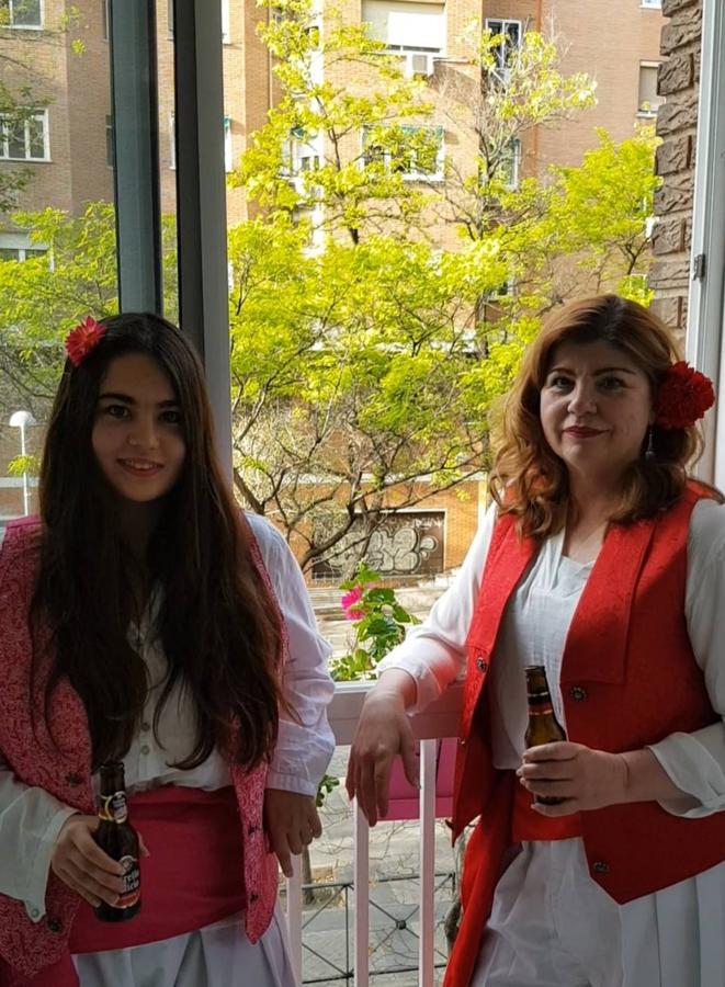 La mazarronera Paqui Fernández y su hija, Lucía, cumplieron con la tradición desde su casa de Madrid.