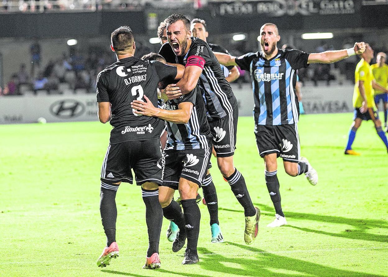 Forniés, Elady y Carlos David, en primer término, celebran un gol al Cádiz B en el Cartagonova. 