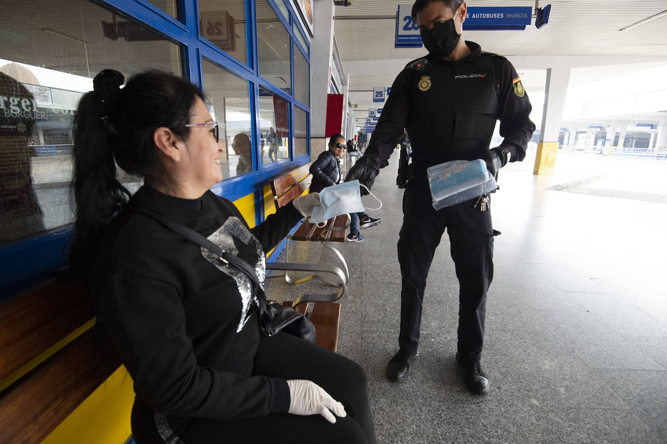 Fotos: Reparto de mascarillas el martes en Murcia