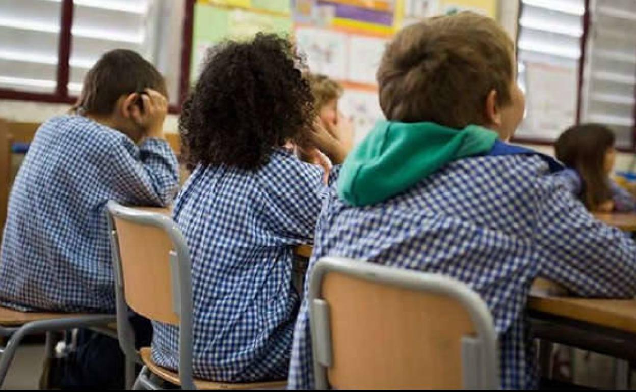Tres alumnos en clase, en una fotografía de archivo.