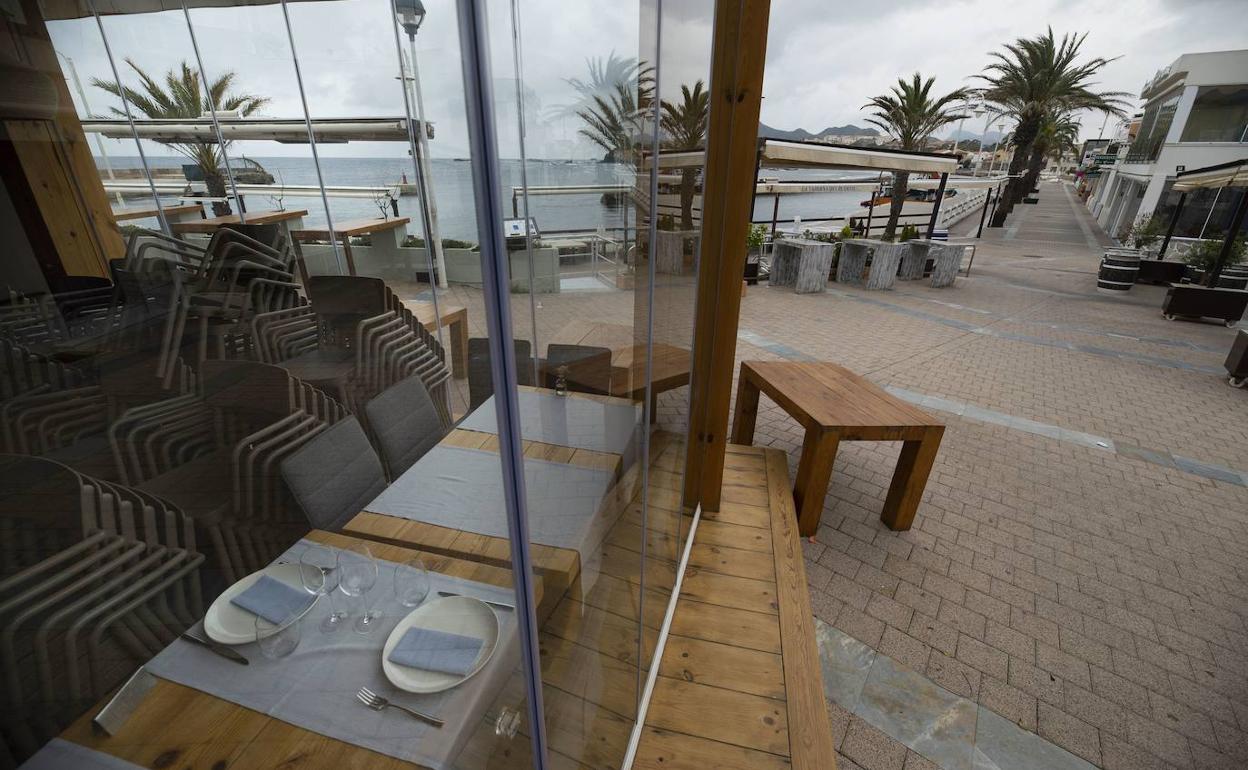 Una terraza cerrada en Cabo de Palos. 