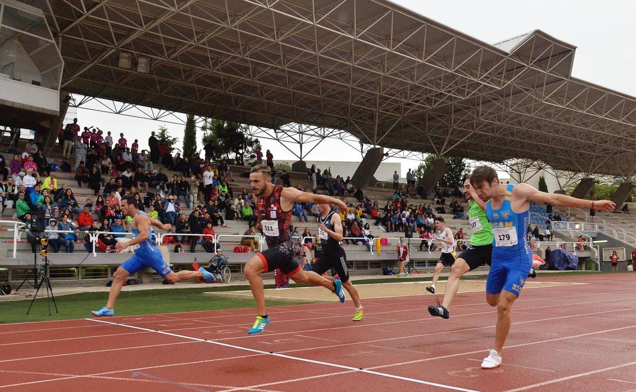 Imagen de archivo de una competición de atletismo en Murcia. 