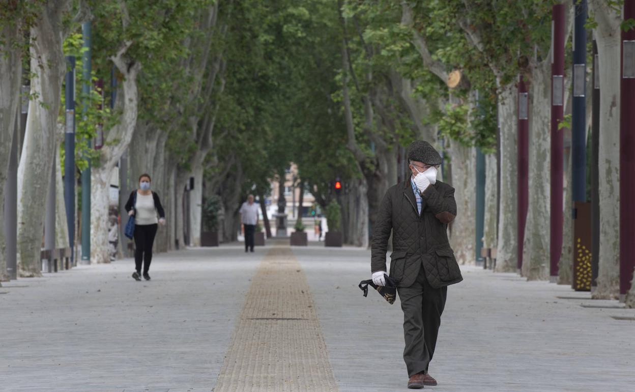 Tres viandantes caminan por la avenida Alfonso X de Murcia, este sábado.