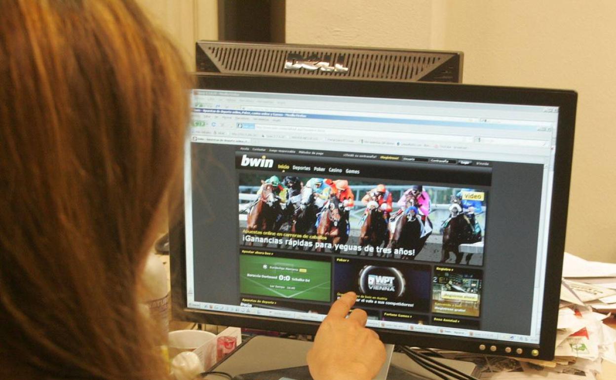 Una joven contempla una página de apuestas online en una imagen de archivo. 