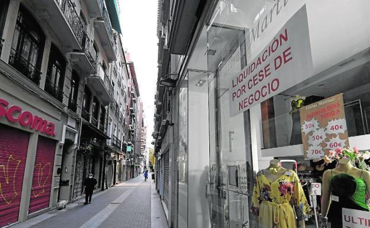 Comercios cerrados en la calle Sociedad de Murcia.