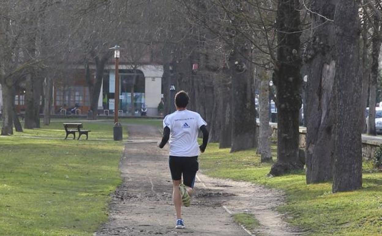 Una persona corriendo por un parque.