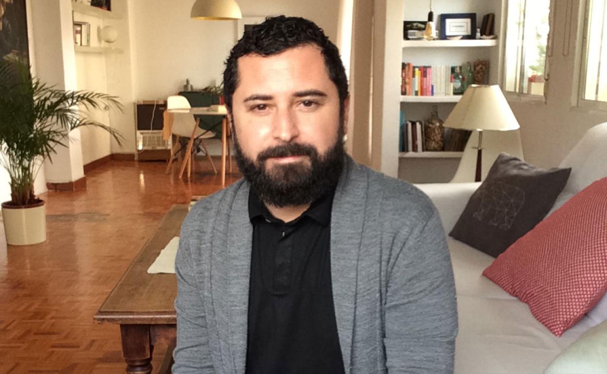 Alberto Soler, coordinador del Proyecto Mandarache, en su casa.