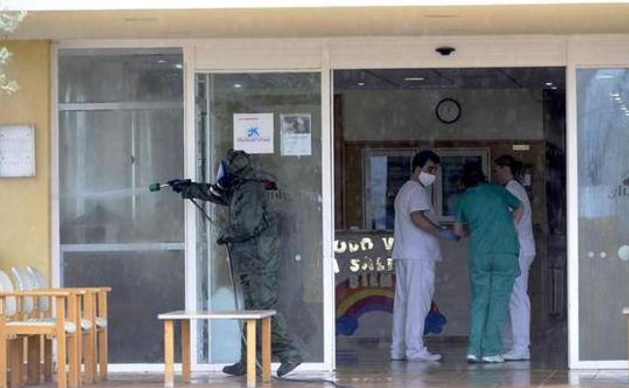 Tres trabajadores de una residencia de la Región, en una imagen de archivo.