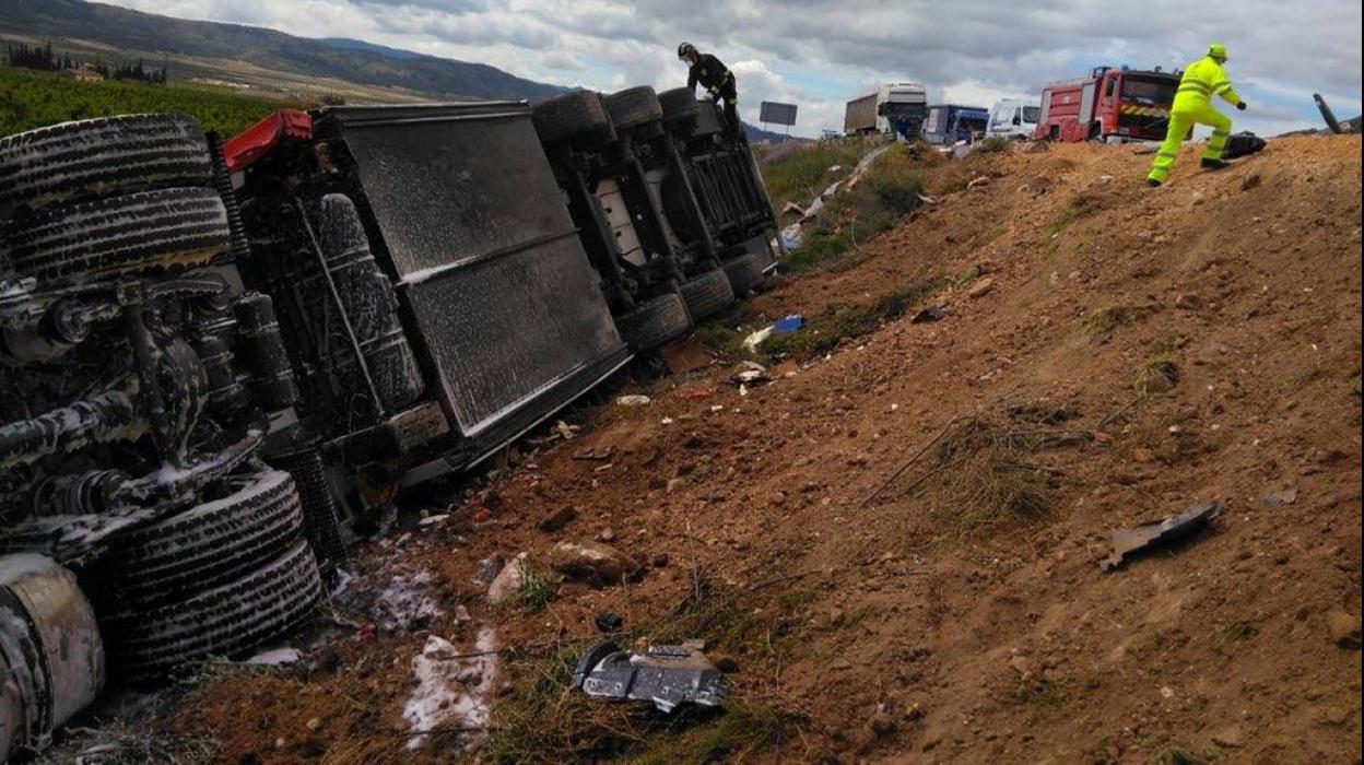 Imagen del camión accidentado este jueves en Jumilla.