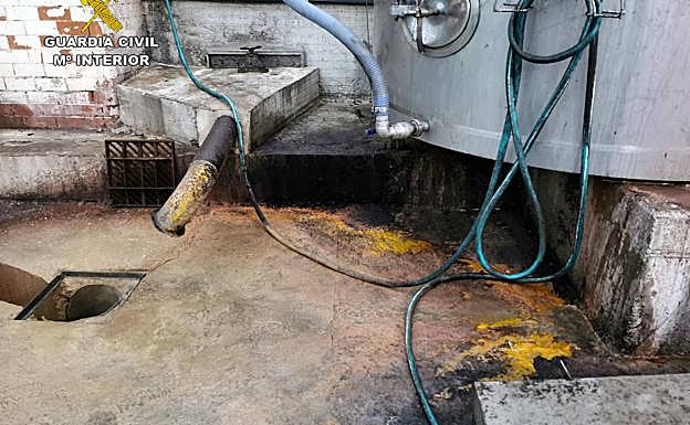 Imagen principal - Descubren una empresa de El Raal que vertía residuos industriales a un azarbe