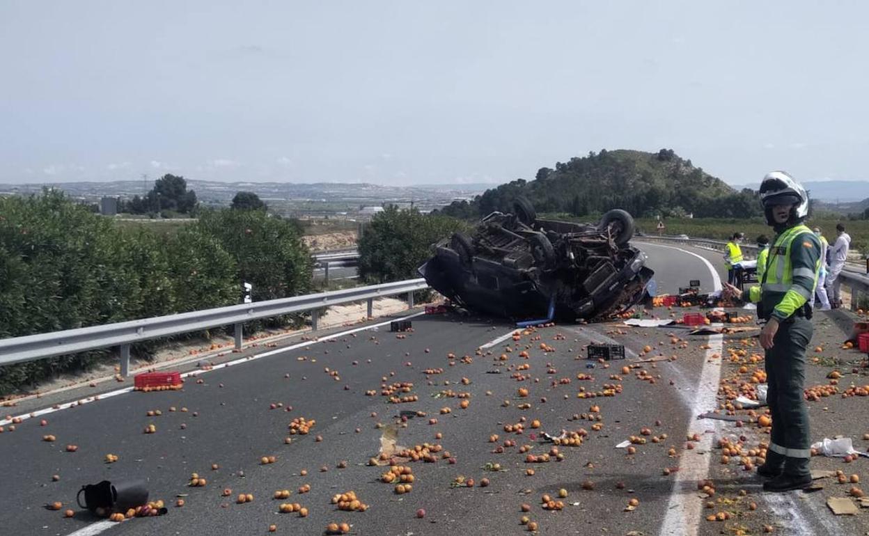 El vehículo y su carga de fruta, ocupando los dos carriles tras el accidente.