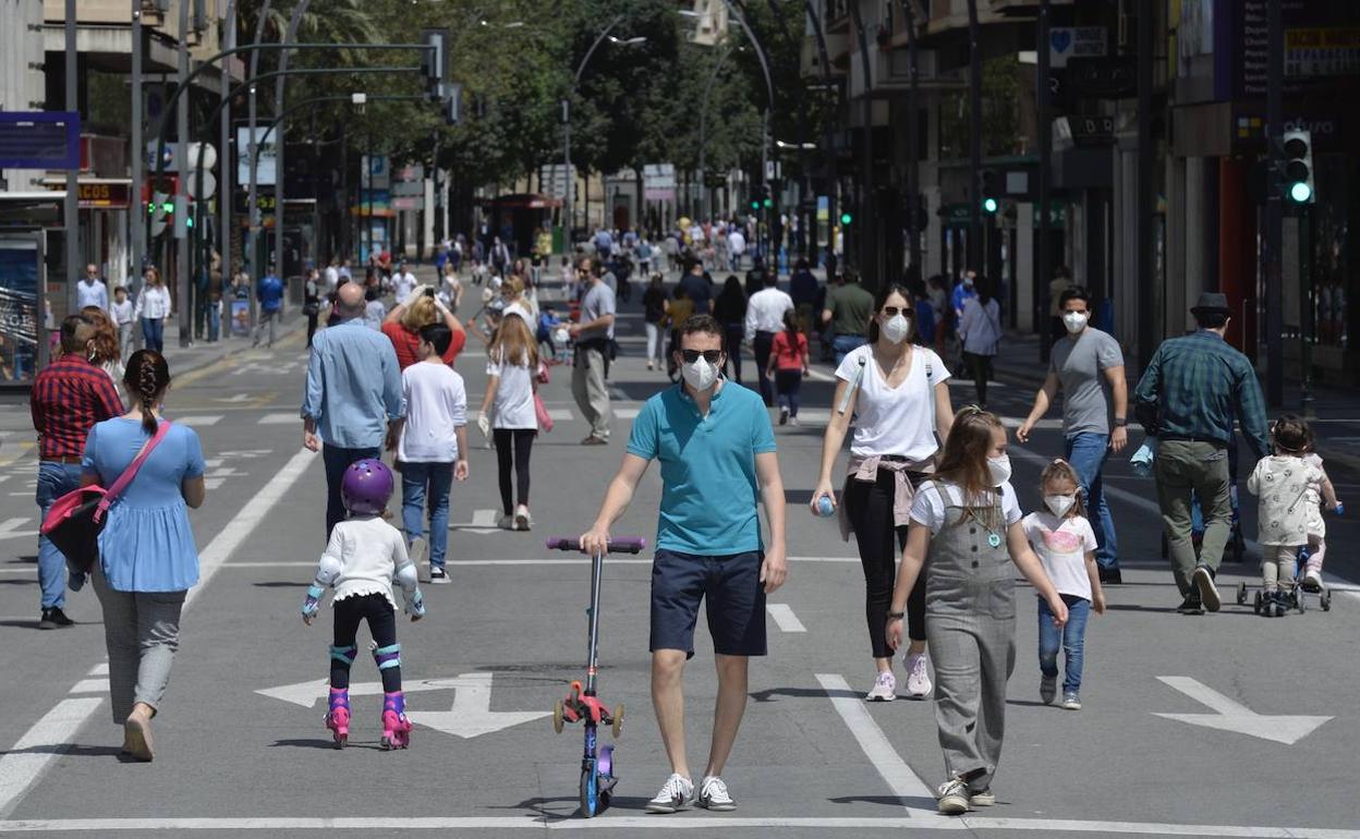 Familias paseando por la Gran Vía de Murcia, cerrada al tráfico, este domingo.