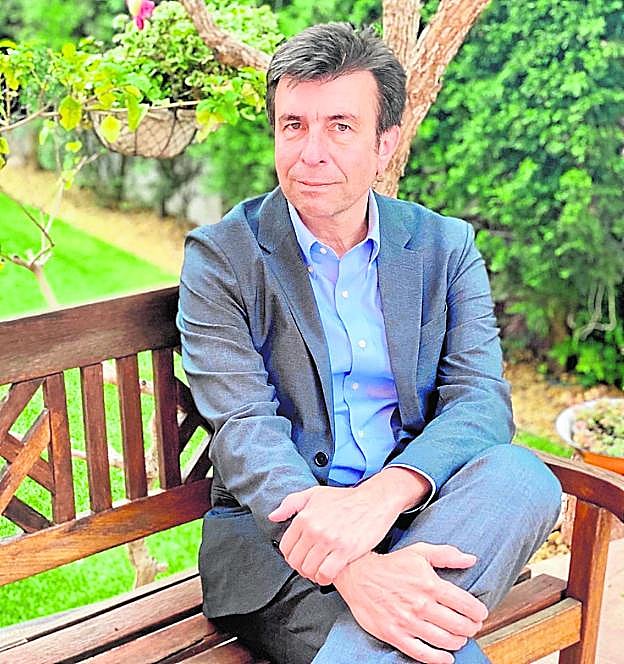 Pablo Artal, en el jardín de su vivienda.