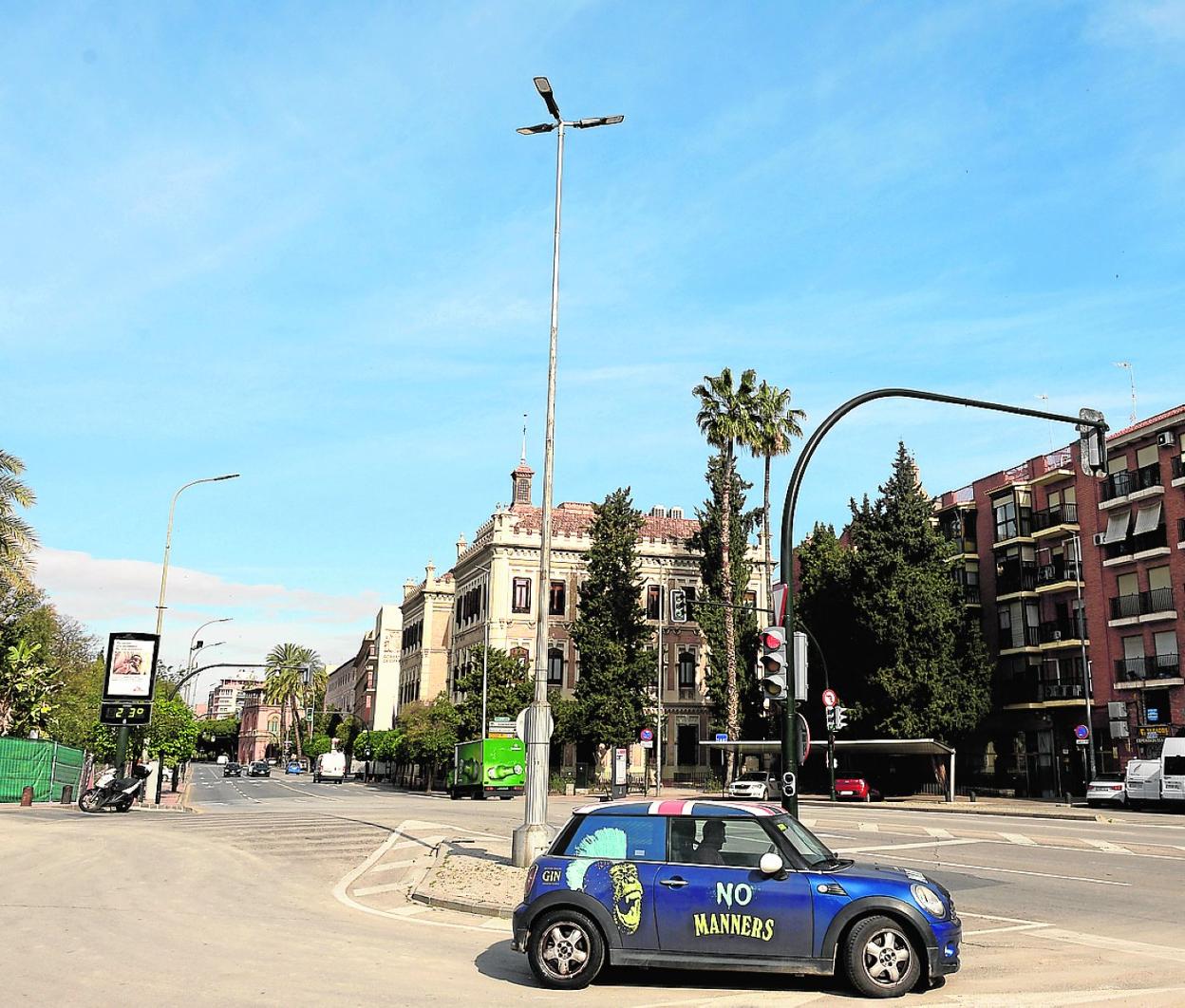 Un conductor, ayer, en la avenida Teniente Flomesta, junto a una de las nuevas luminarias. 