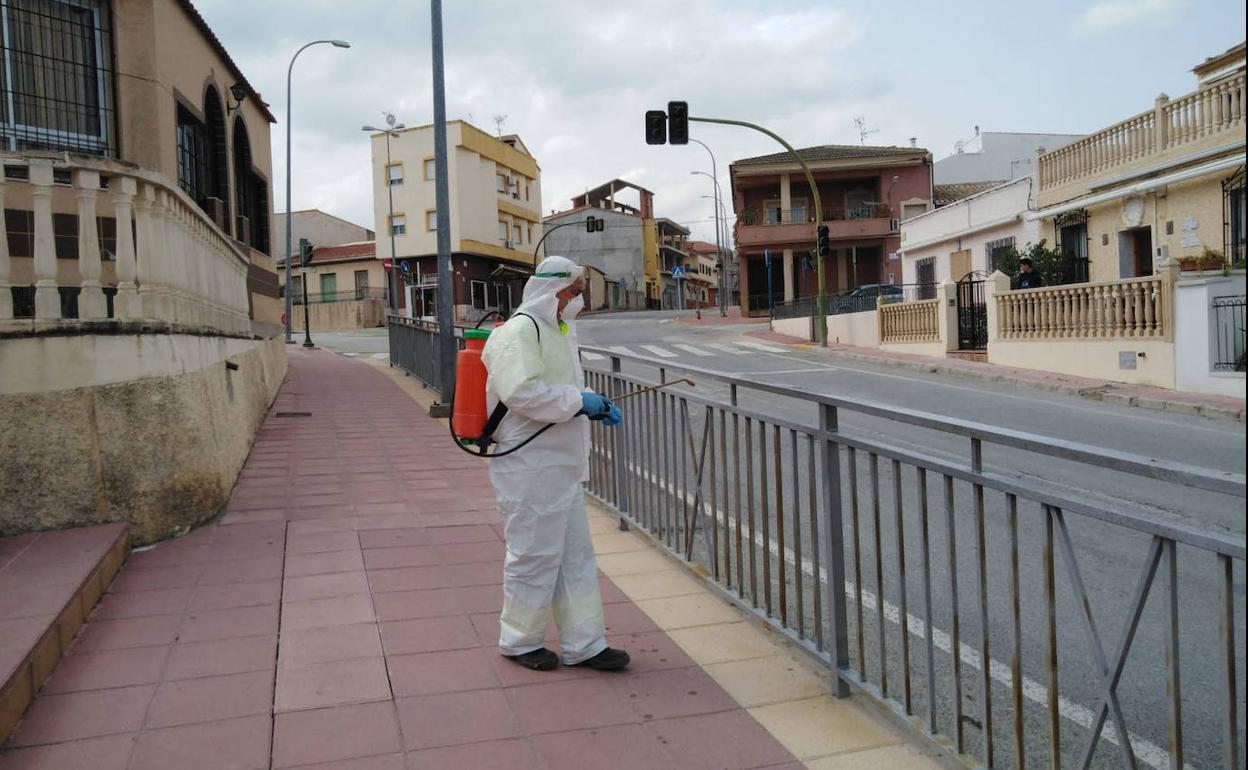 Desinfección de las calles de Campos del Río durante la pandemia del coronavirus.