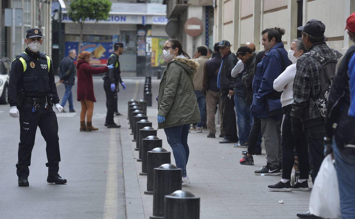 Cola a las puertas del comedor social de Jesús Abandonado en Murcia.