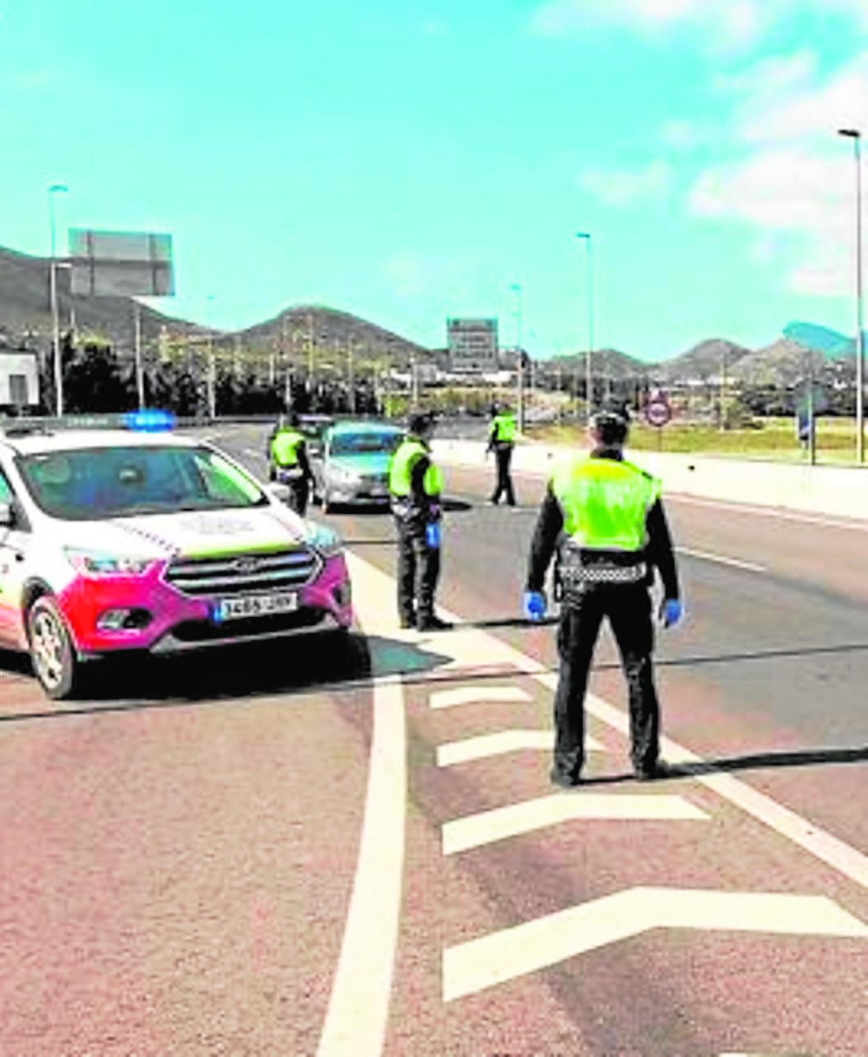Controles de acceso en la autovía de La Manga, el 11 de abril. 