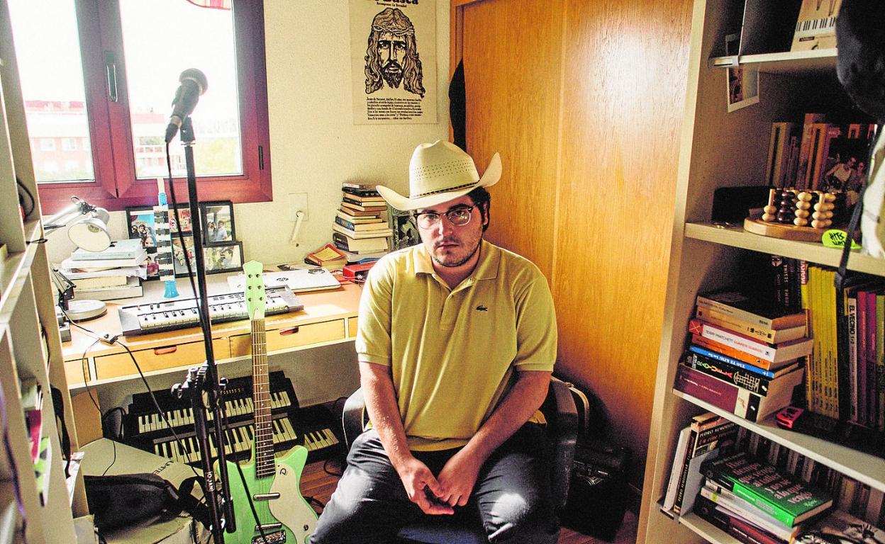 Marcelo Criminal, en su estudio casero, entre libros e instrumentos. 