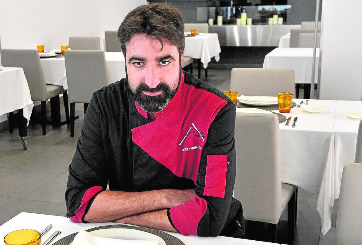 El cocinero Rodi Fernández, organizador de Gastrosos; y abajo, el cartel.